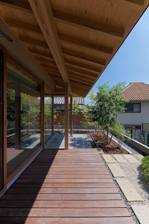 季の棲家｜深い軒と無垢材の梁が美しいウッドデッキ
