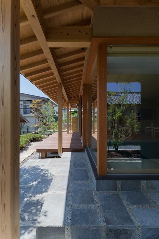 季の棲家｜軒下から庭を望む構図｜木の質感が際立つ日本家屋ならではのディテールが印象的