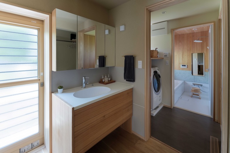 季の棲家｜洗面スペースからバスルームへと続く生活動線