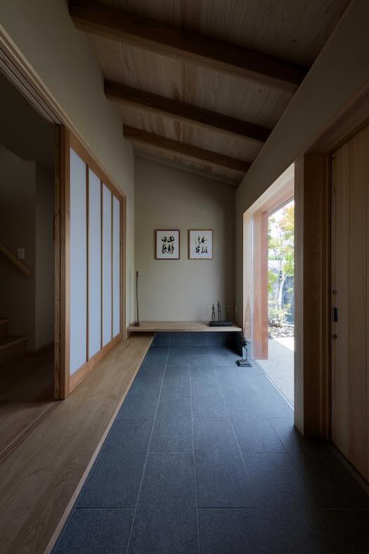 季の棲家｜玄関入り口部分から室内へと続く土間空間