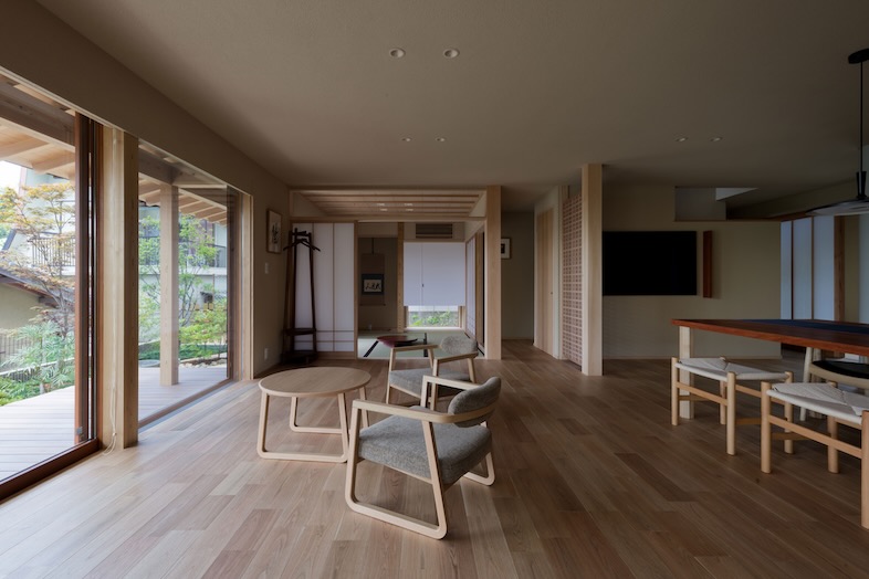季の棲家｜庭に面した大きな窓が並ぶリビングスペース｜ナチュラル素材の家具や床が穏やかな時間を演出