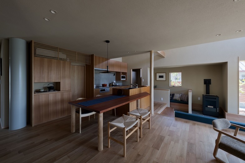 季の棲家｜広々としたレイアウトで、家族の団らんをイメージしたライフスタイル撮影にもフィットするLDK