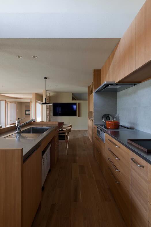 季の棲家｜コンロ付きの2列型（II型）キッチンは、食事シーンや料理シーンの撮影にも適しているLDK