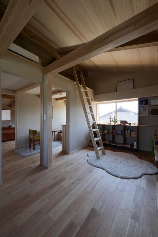 季の棲家｜天井の高い構造と木材の質感が、温かみのある住空間を演出