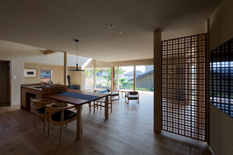 季の棲家｜ダイニングと一体になった広々としたレイアウトなので、引きの画角からの撮影もOK