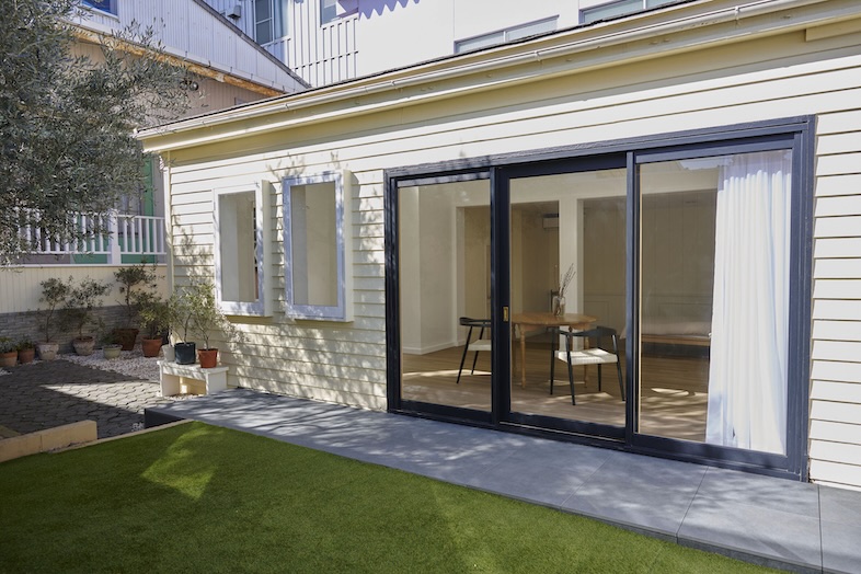 OLD OLIVE｜【ガーデン】全面ガラスの外観＆庭