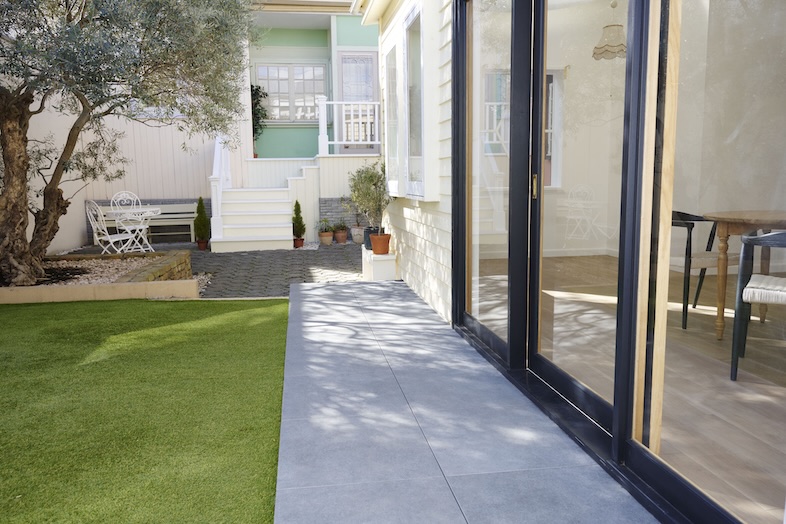 OLD OLIVE｜【ガーデン】庭へのアプローチ