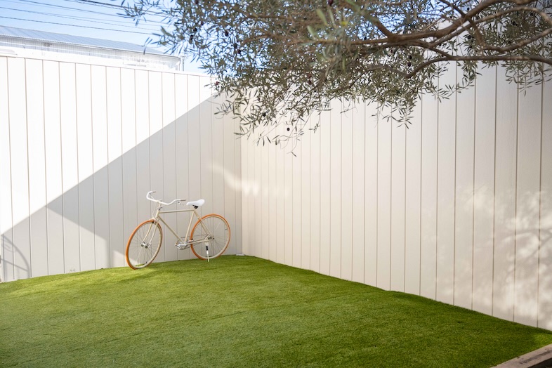 OLD OLIVE｜【ガーデン】365日グリーンの最高級の人工芝がついた庭