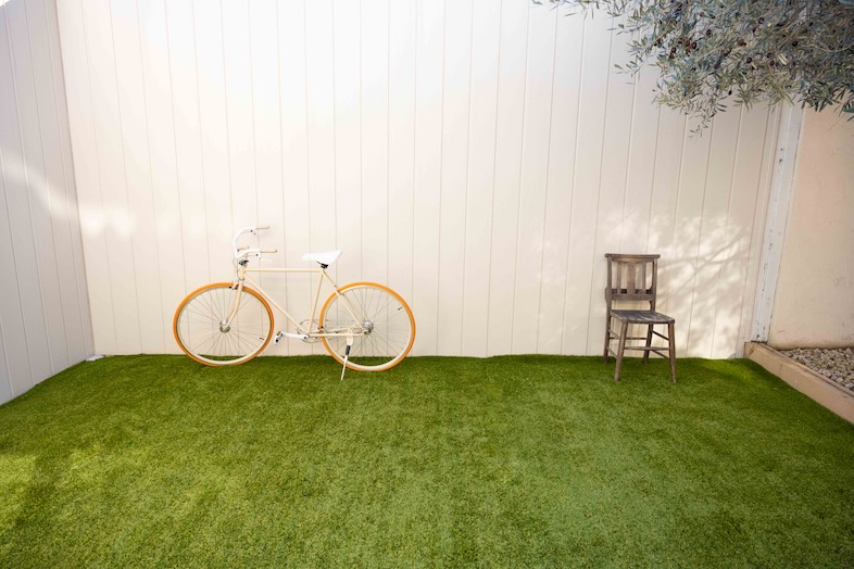 OLD OLIVE｜【ガーデン】芝生とコントラストが美しい白のウッド壁は、背景にMV撮影やアパレル撮影に最適