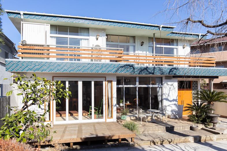 アルバートハウス練馬｜ブルーのタイルと白壁がレトロな建物外観