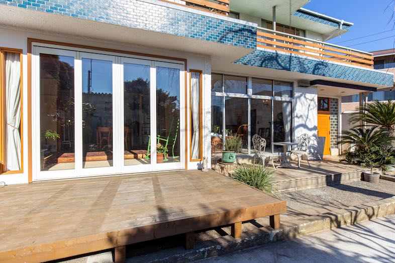 アルバートハウス練馬｜庭から室内のダイニングが見える構図は、ガラス越しの撮影にも最適