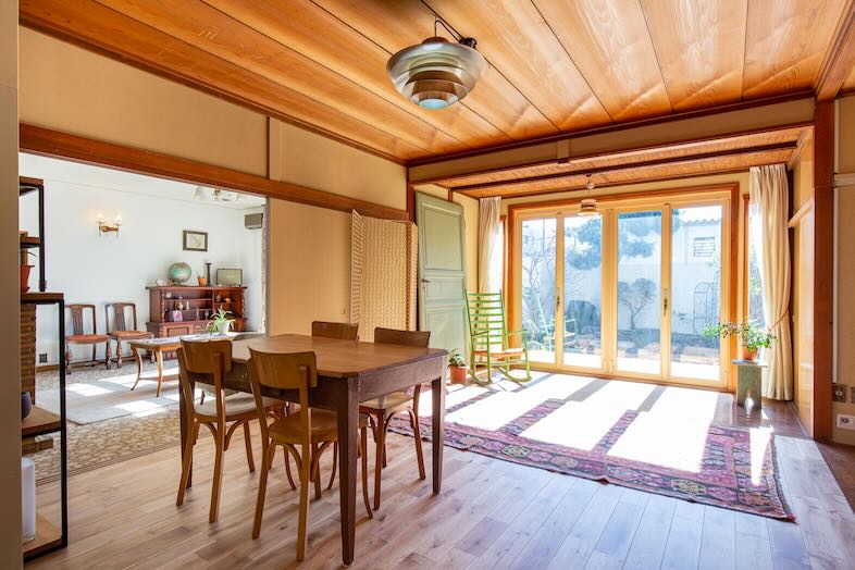 アルバートハウス練馬｜【1階】壁一面のガラス窓から庭の景色と光が入るリビング