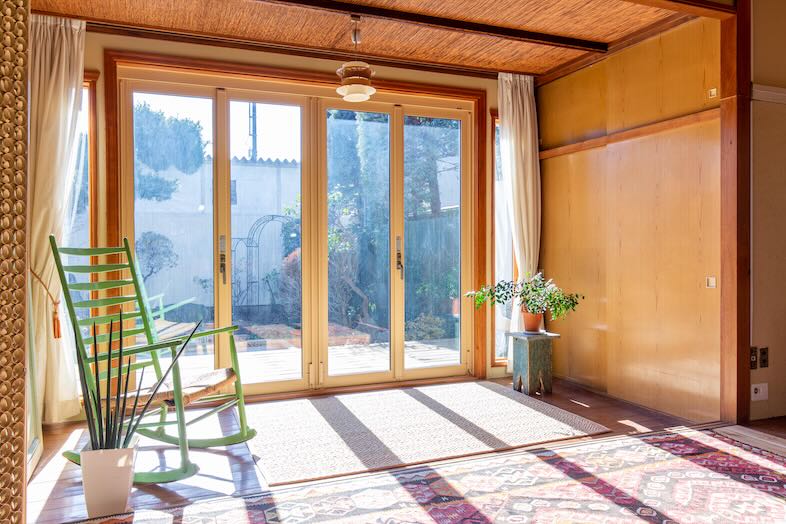 アルバートハウス練馬｜【1階】床から天井までの大きな開口部を持つリビングは、窓を開けるとそのまま庭へ出られる構造