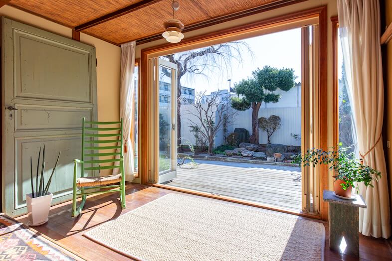 アルバートハウス練馬｜【1階】庭木と石が配置され、建物の窓枠がさながら額縁のように外の景色を切り取ります