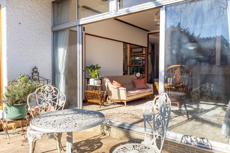 アルバートハウス練馬｜【1階】テラスや窓辺でリラックスしているシーンの撮影が可能