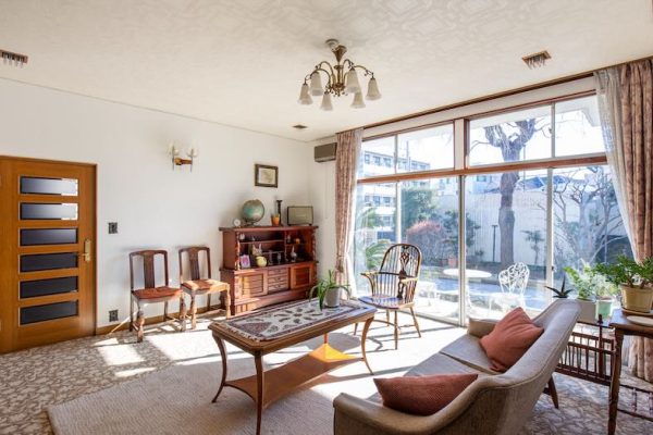 【1階】ヴィンテージ家具が並び、温かみのある居住空間が広がるリビング