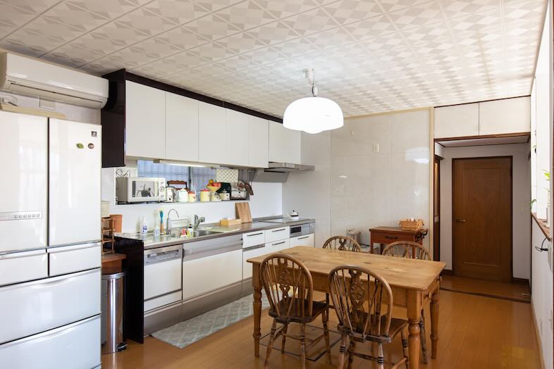 アルバートハウス練馬｜【1階】温かみのある照明が空間をやさしく照らすキッチンダイニング