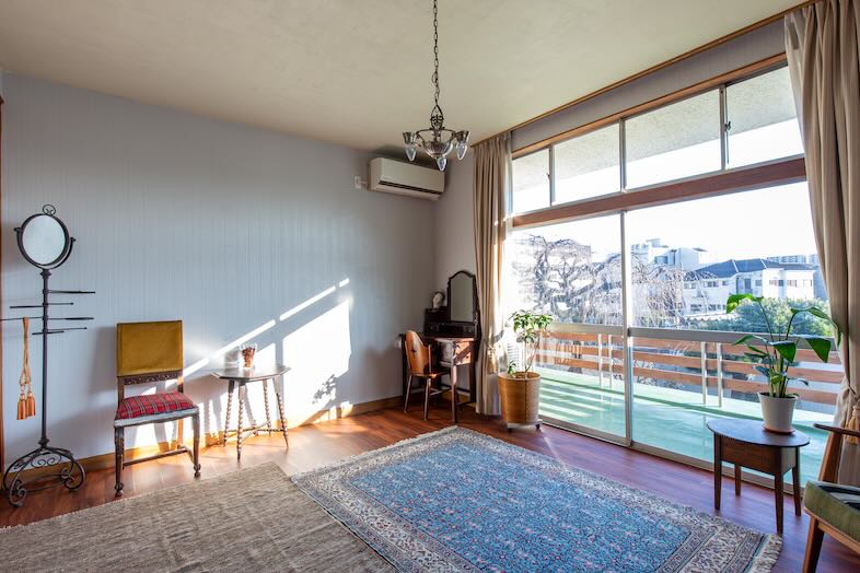 アルバートハウス練馬｜【2階】大きな窓から外の景色を望む洋室