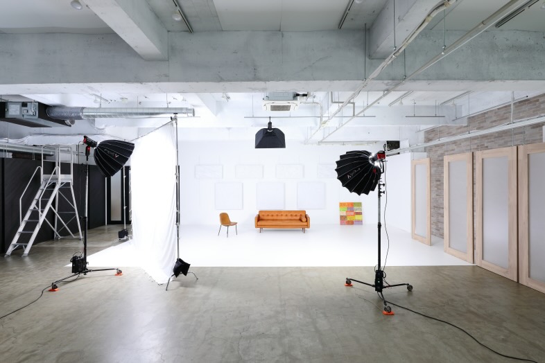 That’s color vase 1st｜ストロボ・ソフトボックス・スタンドが展開されても余裕の263㎡スタジオ＜要事前相談＞