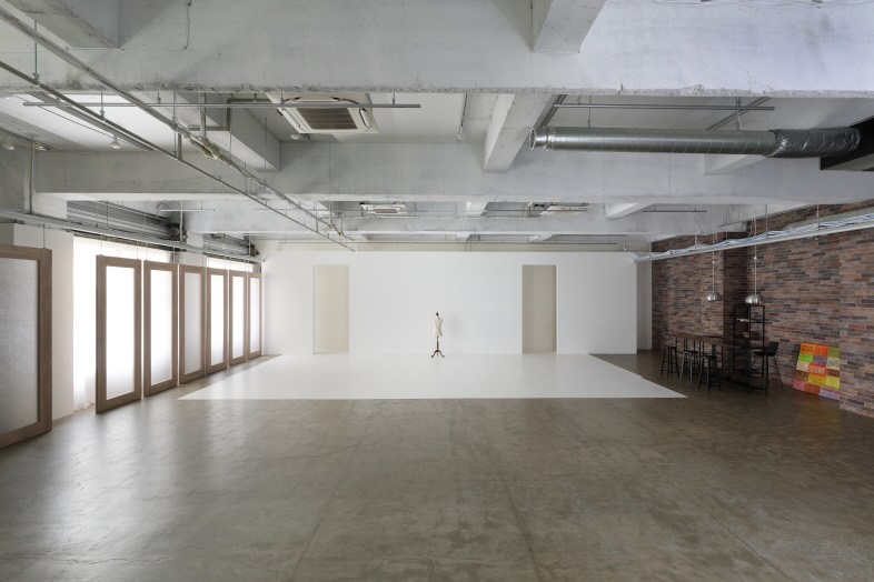 That’s color vase 1st｜モルタル床と白いクッションフロアー・木製扉が広がる263㎡スタジオの引き画＜要事前相談＞