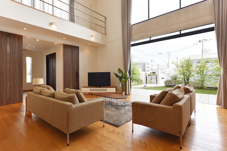 スタジオPia34.辰巳｜【1F】大きな掃き出し窓と観葉植物が配されたリビング｜室内から庭へと連続するワンカットに