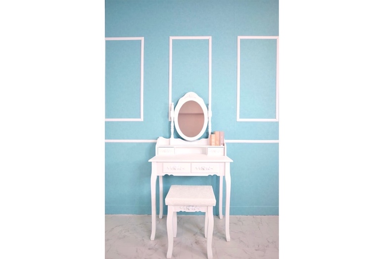 ミートアップルーム栄｜【フォトスタジオ】エレガントな淡いブルーの壁×ドレッサー