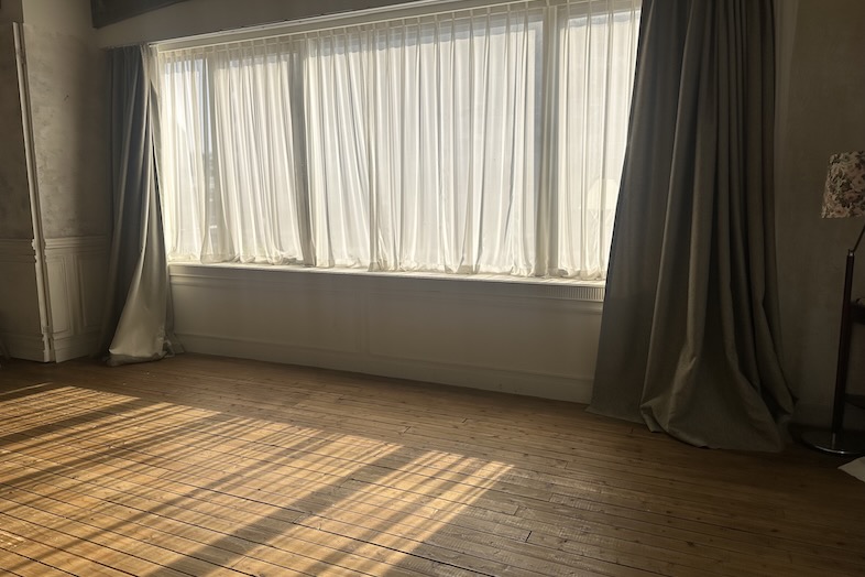 今川スタジオ｜大きな窓一面に白いカーテンがかけられた空間は、柔らかな光いっぱいに広がります