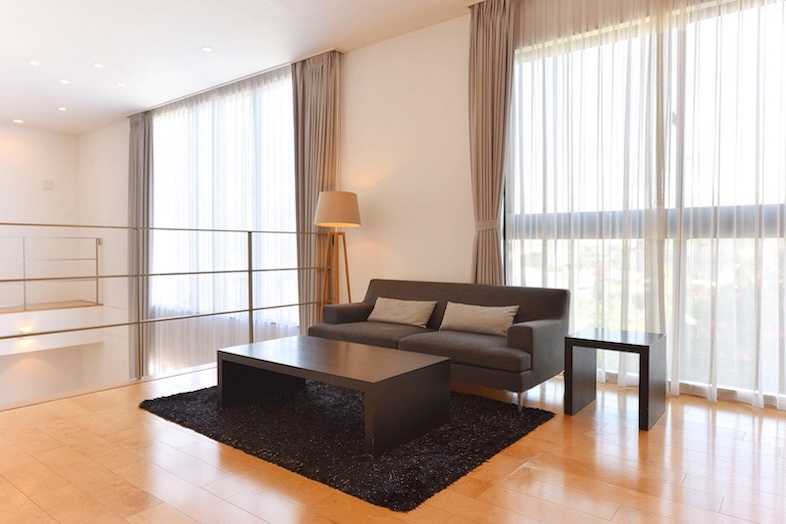 スタジオPia34.辰巳｜【2F】階段上から俯瞰するカットや、廊下での人物の動きを絡めたシーンの撮影に