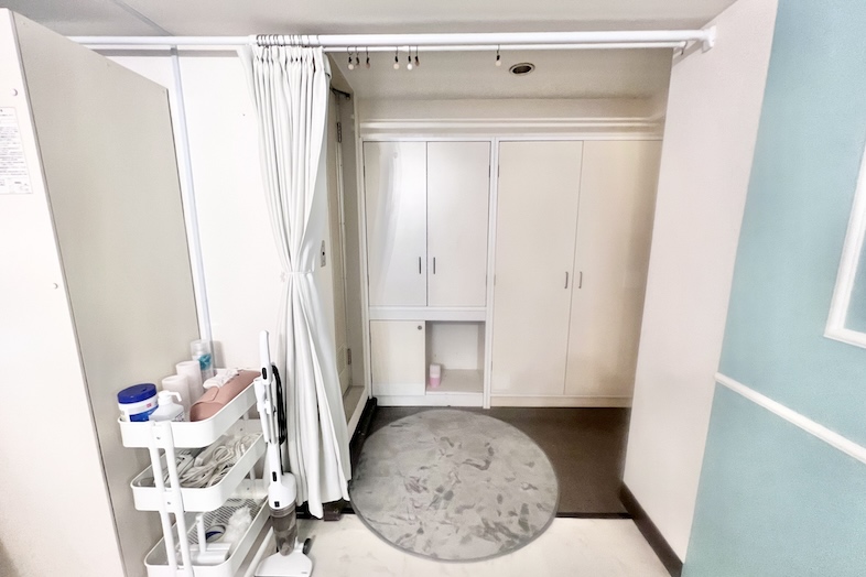 ミートアップルーム栄｜【フォトスタジオ】カーテン仕切り付きの更衣室