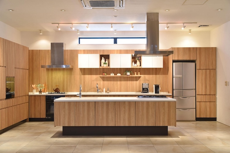 スタジオPia34.辰巳｜【1F】キッチン正面｜撮影時の動線を確保しやすい機能的なレイアウト