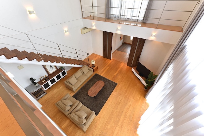 スタジオPia34.辰巳｜【1F】吹き抜けを見上げる開放的な構図