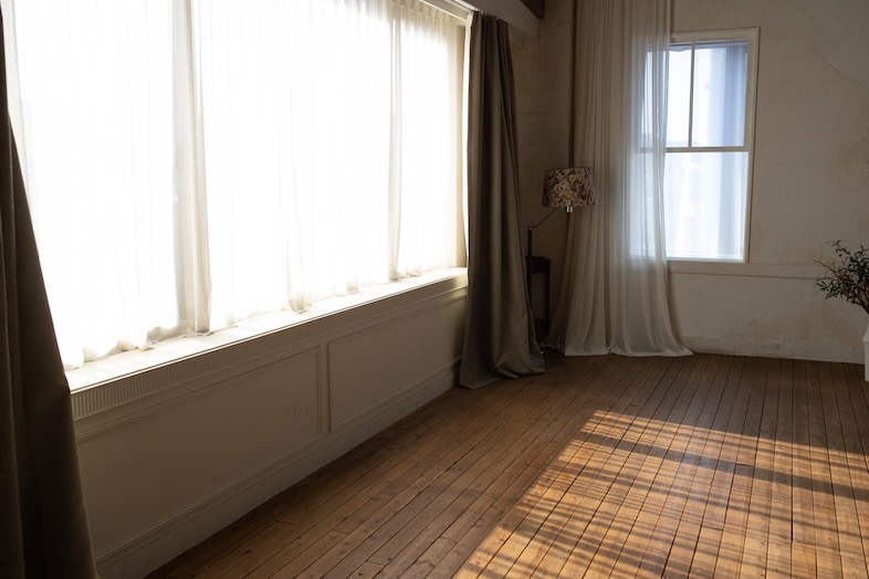 今川スタジオ｜窓から入る自然光がウッド床いっぱいに広がります