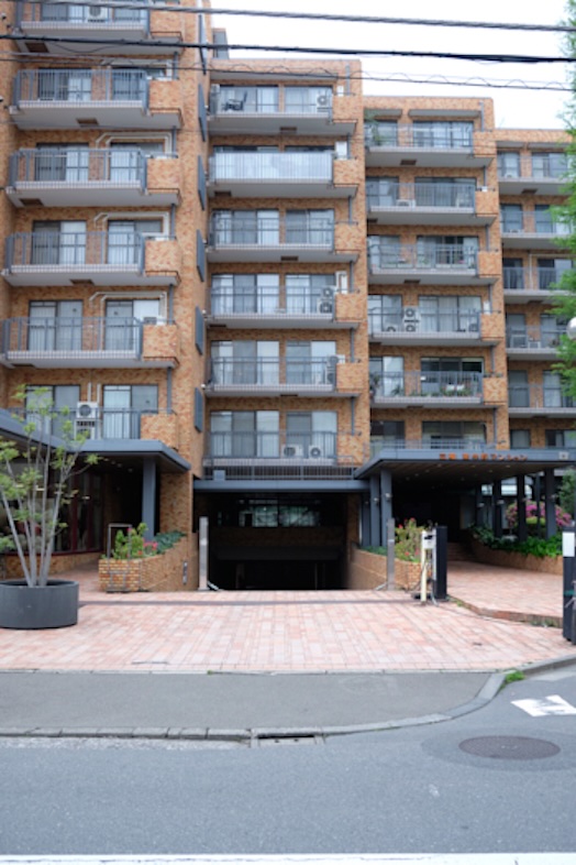 STUDIO ZYX｜重厚なレンガ調タイル張りの建物外観