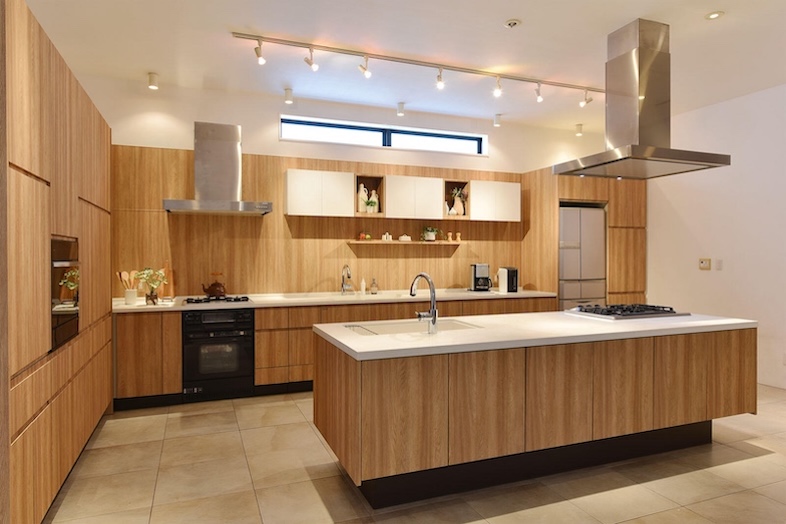 スタジオPia34.辰巳｜キッチンカウンター越しにダイニング方向を見渡すアングル