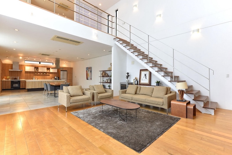 スタジオPia34.辰巳｜【1F】階段の素材感と手すりのデザイン、キャットウォークの高さ感を活かした階段を使ったシーンの撮影に