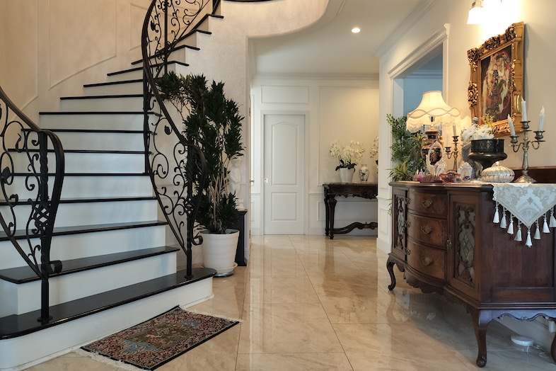 イングリッシュガーデン・ロケーションサービススタジオ︎｜【1F エントランス】螺旋階段が印象的な広々とした空間は、豪邸設定の撮影に最適です