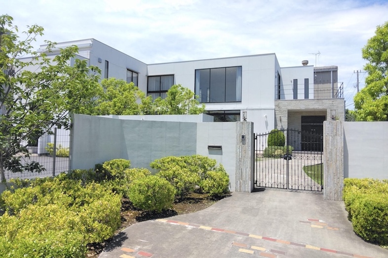 スタジオPia34.辰巳｜【1F】手入れされた木々が並ぶ、豪邸の外観