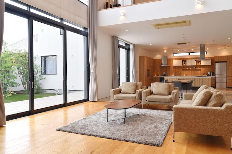 スタジオPia34.辰巳｜【1F】大窓を背景にしたリビングソファのアングル