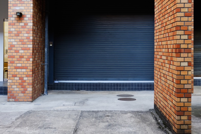 STUDIO ZYX｜レンガタイルの壁やネイビーのシャッター