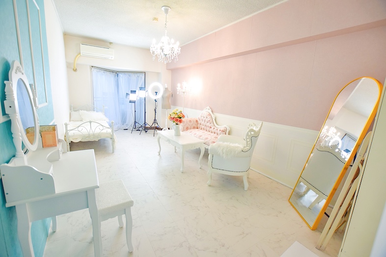 ミートアップルーム栄｜【フォトスタジオ】ロココ調の空間にはシャンデリアや家具が揃っています