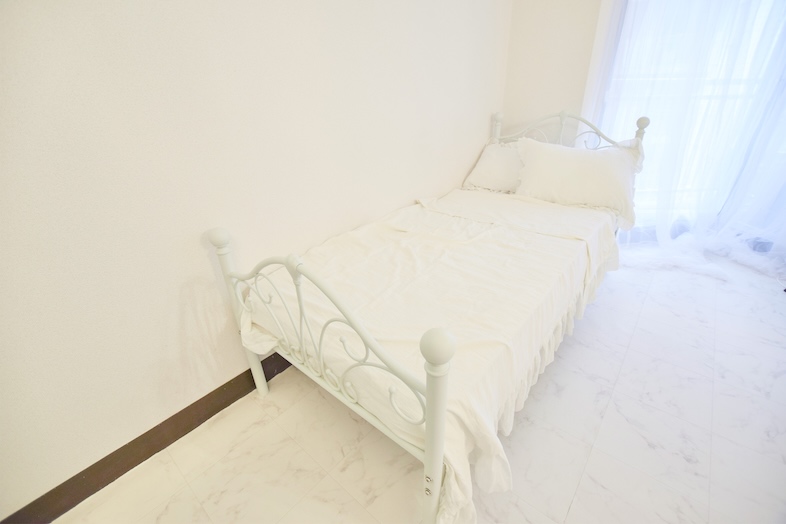 ミートアップルーム栄｜【フォトスタジオ】清潔感ある白を基調としたシンプルなベッド