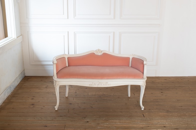 今川スタジオ｜猫脚のピンクソファ