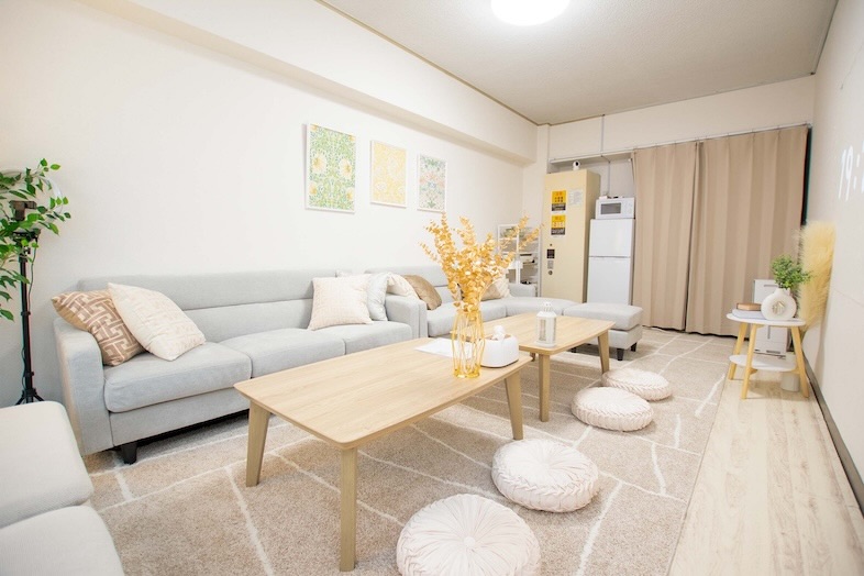 ミートアップルーム栄｜【ミートアップルーム】ライトグレーのソファと白い空間が広がるリビングの昼間の全景