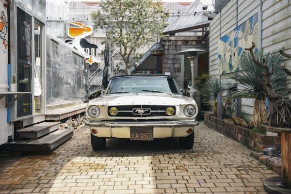レンタル可能なクラシックカー（旧型フォード・マスタング）