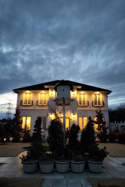 イングリッシュガーデン・ロケーションサービススタジオ︎｜【外観】時間帯で印象を変えるスタジオ外観