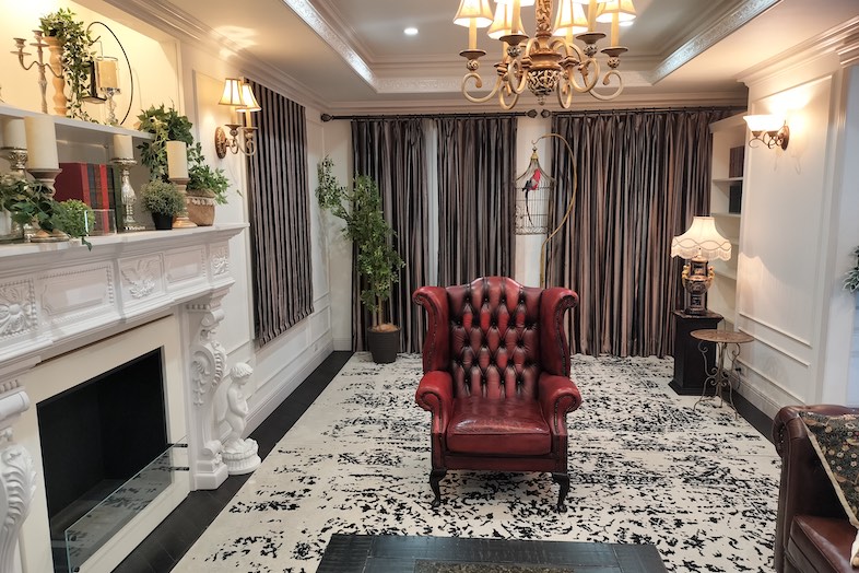 イングリッシュガーデン・ロケーションサービススタジオ︎｜【1F リビング】赤い1人掛けソファは、インタビュー・対談シーンに最適