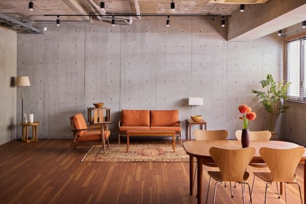 オレンジやウッドの家具を基調とした温かみのある空間