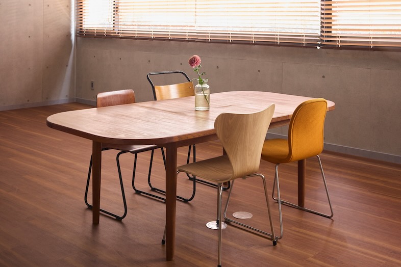 STUDIO IKERU｜窓からの自然光が差し込む、丸テーブルと椅子が配されたカフェライクなセット