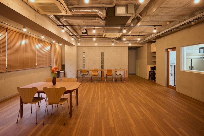 STUDIO IKERU｜照明の温度感と光の広がり方がよく伝わるカット｜夜間や遮光した状態での人工照明撮影に