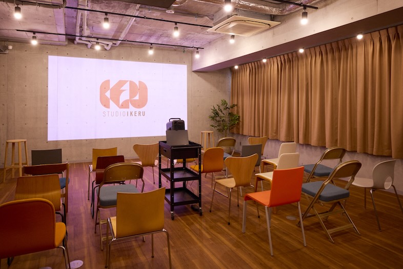 STUDIO IKERU｜スクリーンを投影したセミナーセッティング｜プレゼン・セミナーシーンの収録に